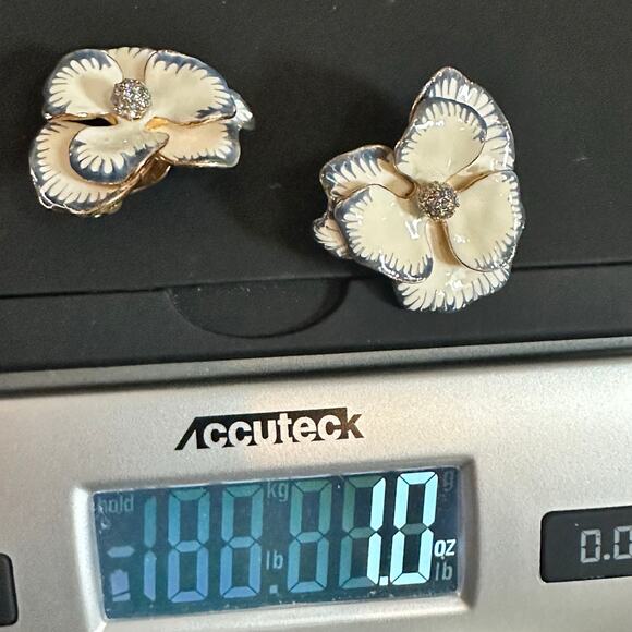 Kenneth Jay Lane Vintage Clip On Earring Flower Petal Cream Blue Enamel Jewelry - Picture 7 of 8